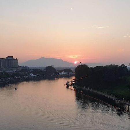 Lovely Waterfront Riverbank Suite With Pool Kuching Esterno foto