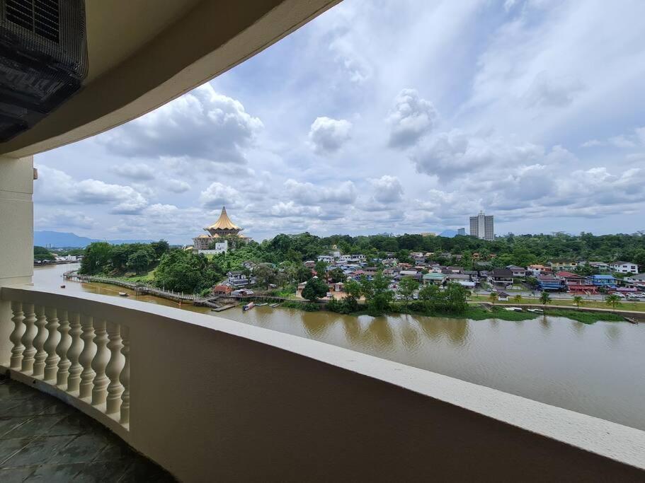 Lovely Waterfront Riverbank Suite With Pool Kuching Esterno foto