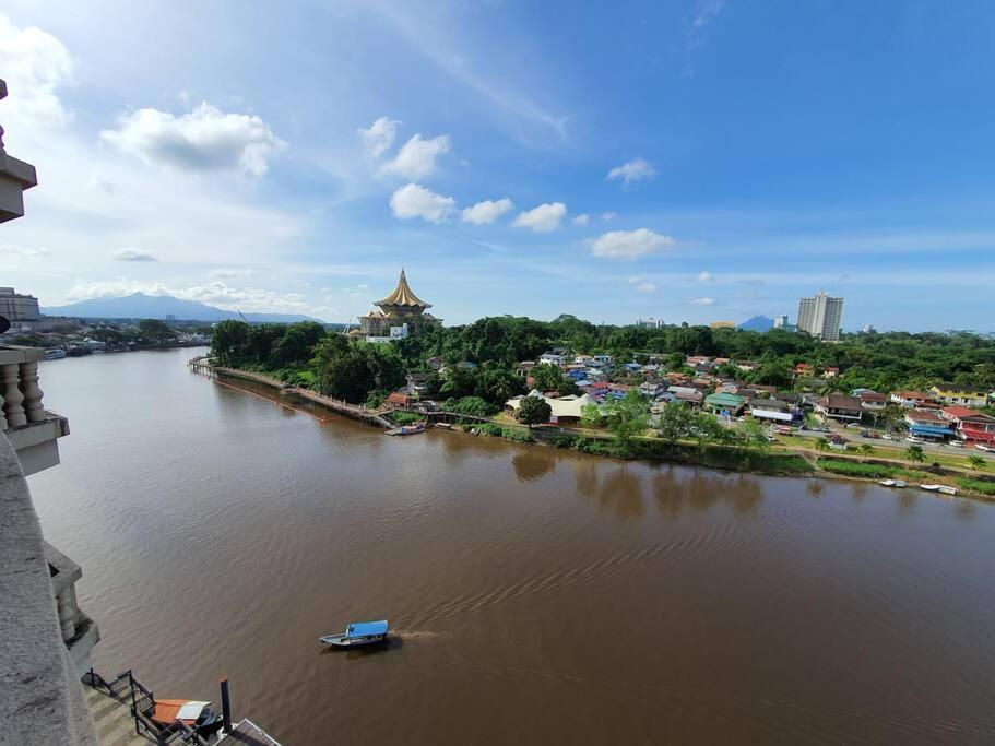 Lovely Waterfront Riverbank Suite With Pool Kuching Esterno foto