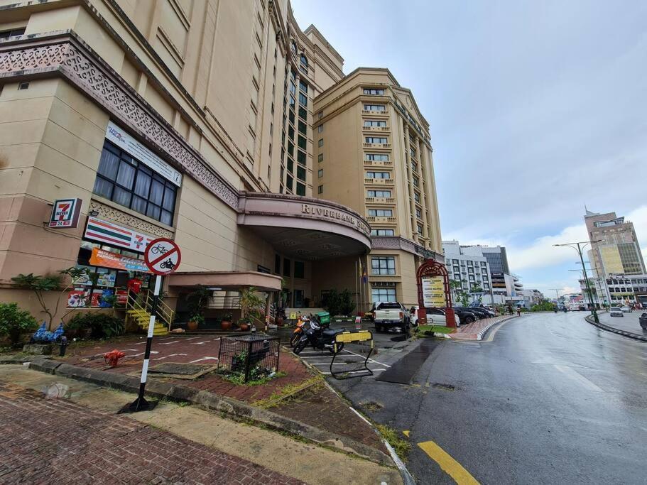 Lovely Waterfront Riverbank Suite With Pool Kuching Esterno foto