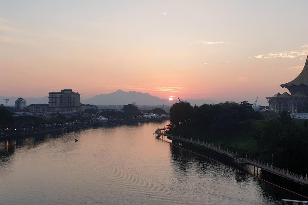 Lovely Waterfront Riverbank Suite With Pool Kuching Esterno foto