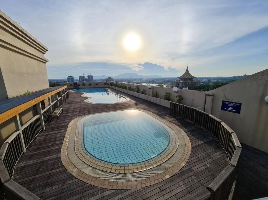 Lovely Waterfront Riverbank Suite With Pool Kuching Esterno foto